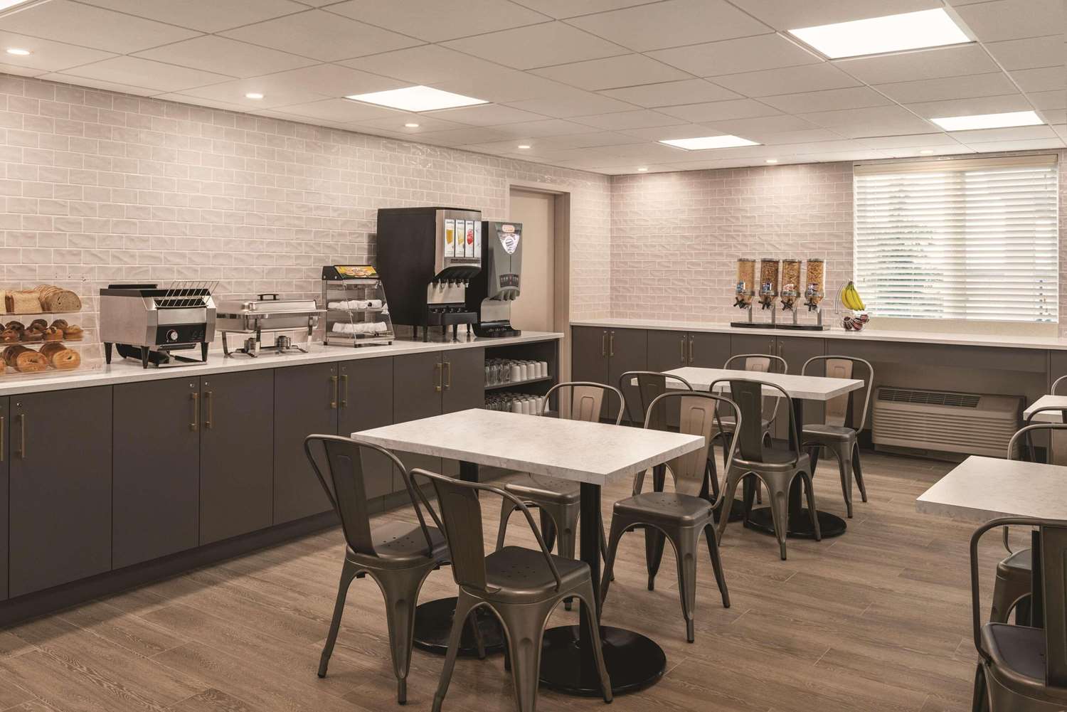 Park Inn by Radisson, Calgary Airport North, AB 6/10