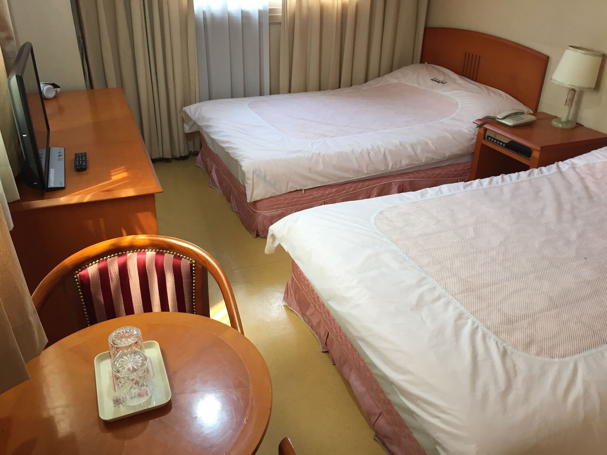 ROOM, TWIN BEDS