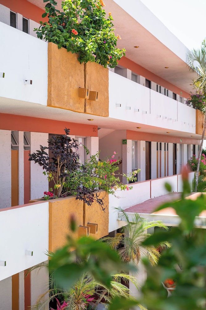 Azteca Inn Hotel 4/62