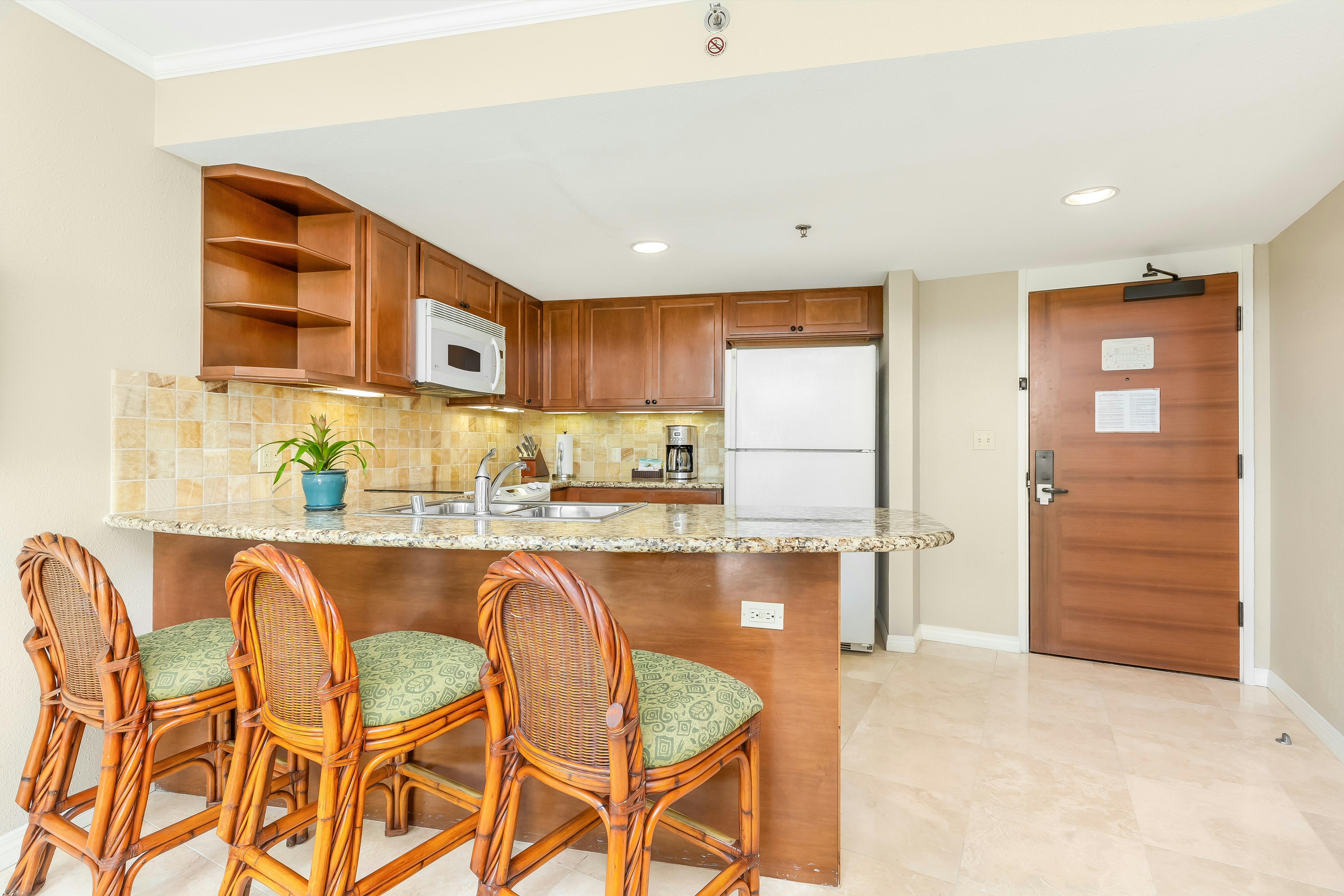 Luana Waikiki Hotel and Suites 33/50