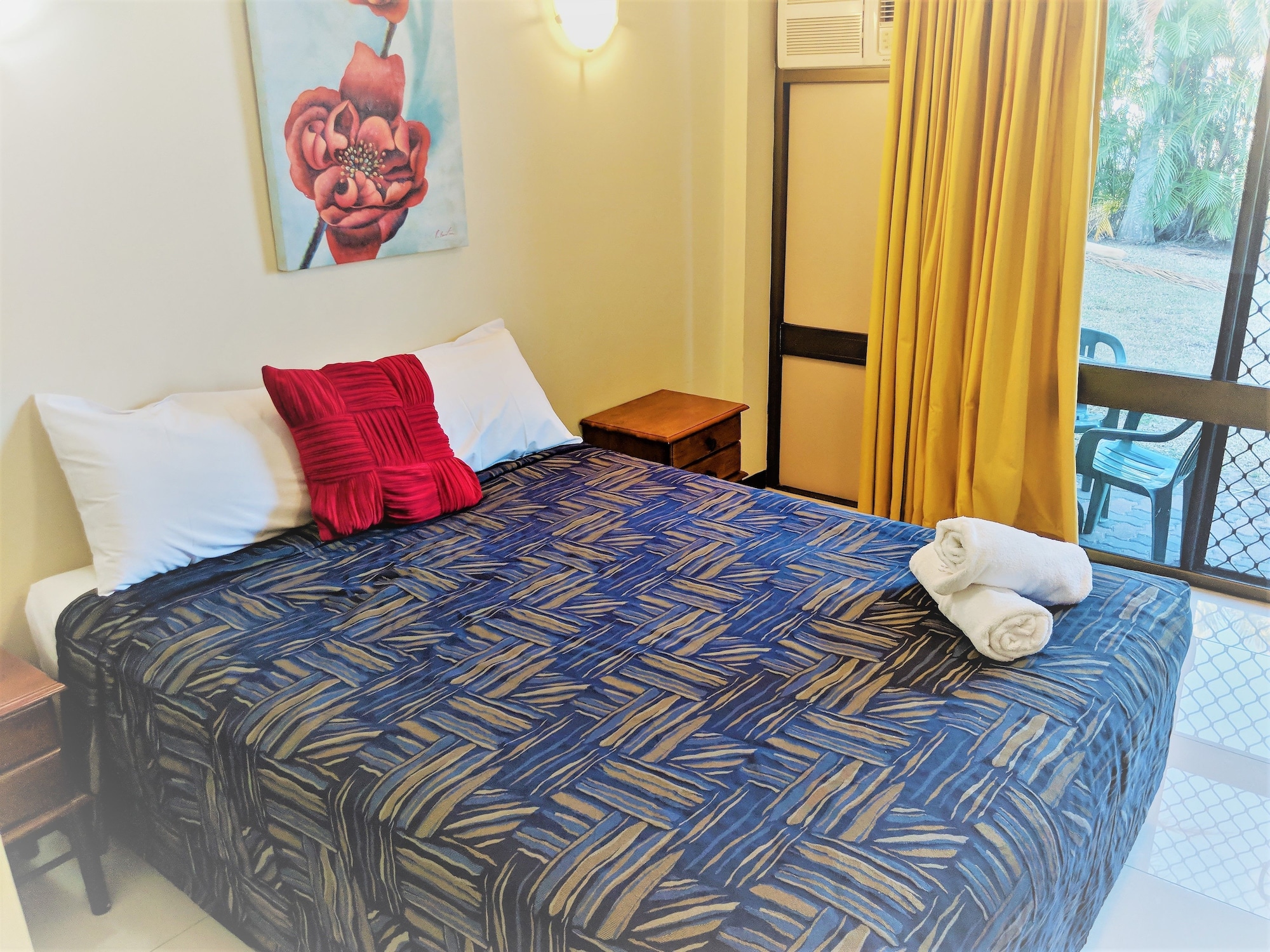 2 Bedrooms, 1 Single and 2 Queen Beds, Garden View 4/5