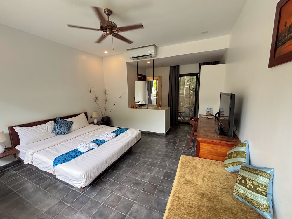 Room, King Bed, Garden Area