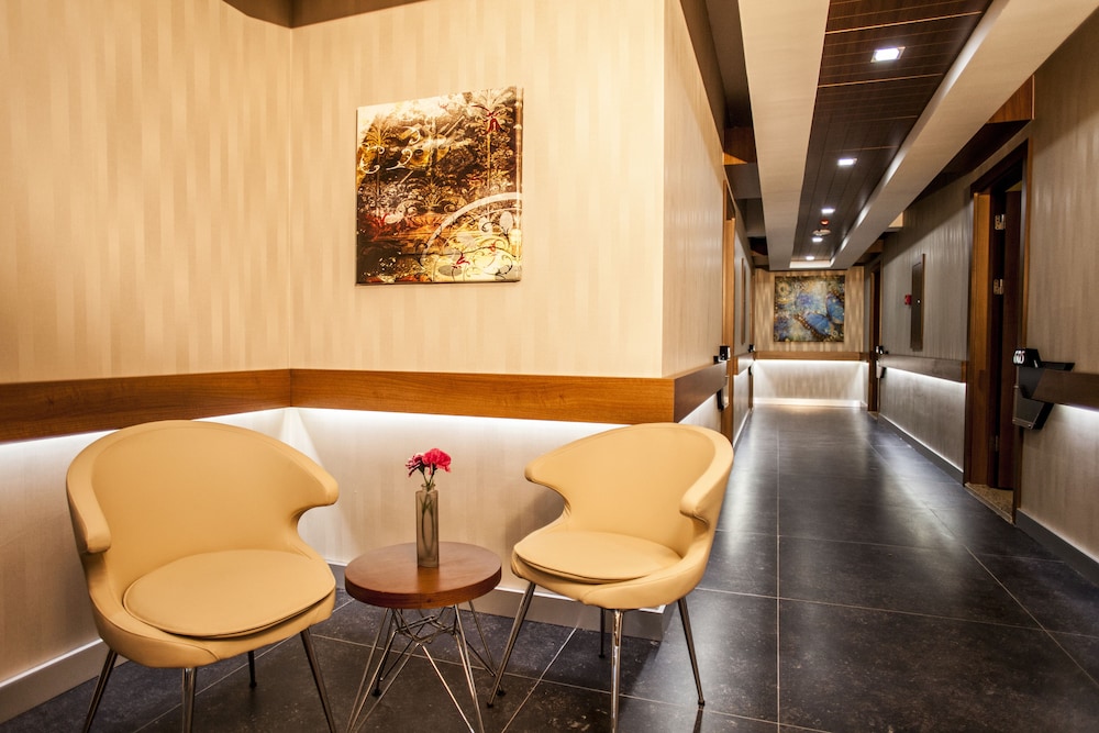 LIV SUIT HOTEL 42/58