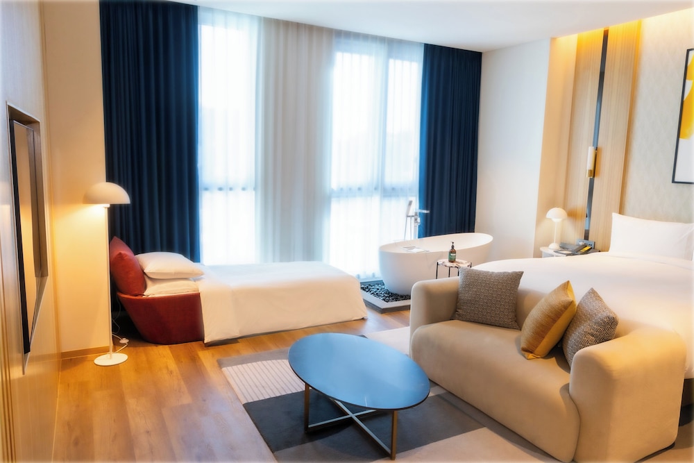 جناح بسرير كينج مع أريكة، voco Seoul Gangnam, an IHG Hotel 5/9