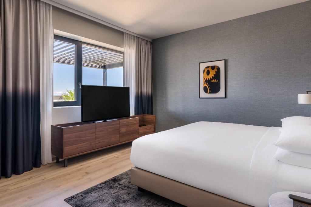 Signature, Suite, King Bed, Sky View, Terrace, Club Floor