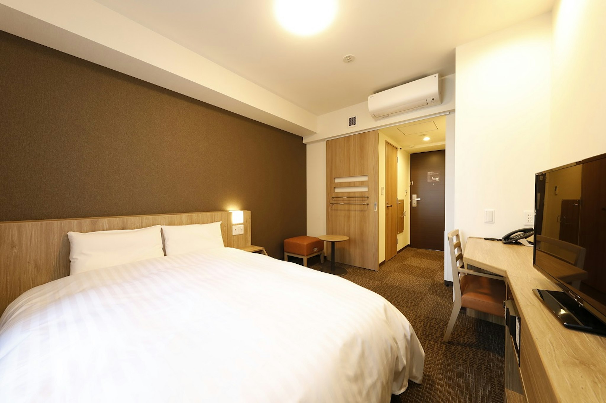 غرفة بسرير مزدوج