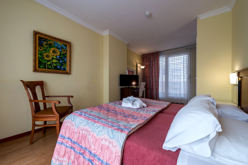 Churchill Hotel 17/37