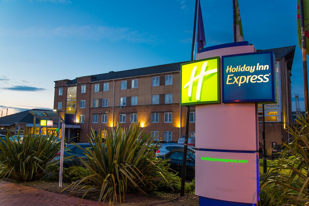 HOLIDAY INN EXPRESS CARDIFF BAY 1/39
