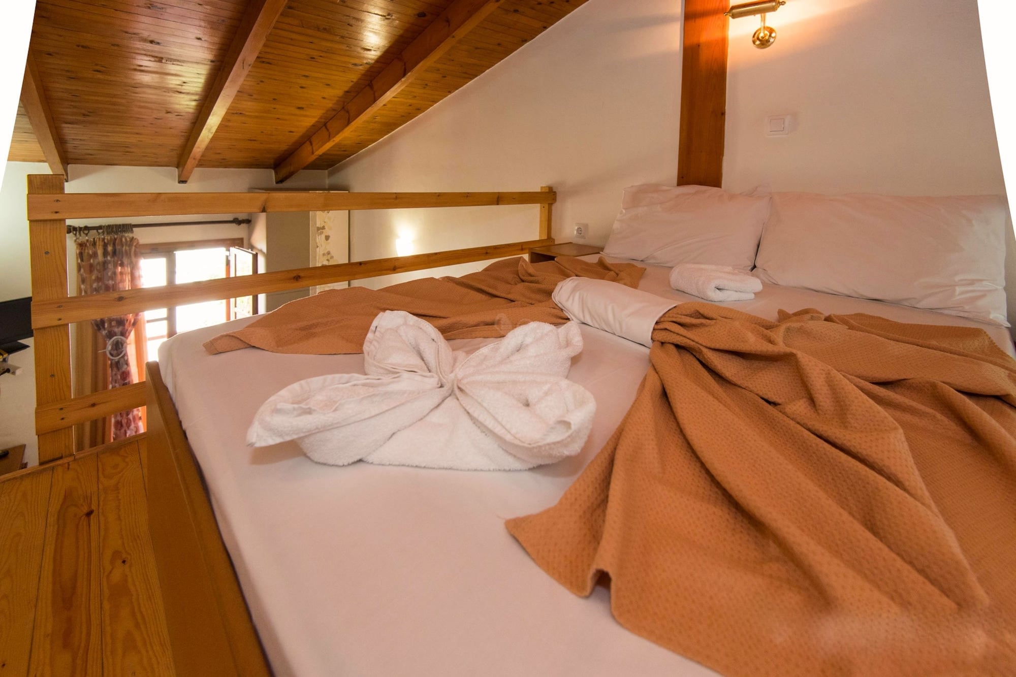 MEZZANINE, TRADITIONAL, APARTMENT, QUEEN BED, BALCONY