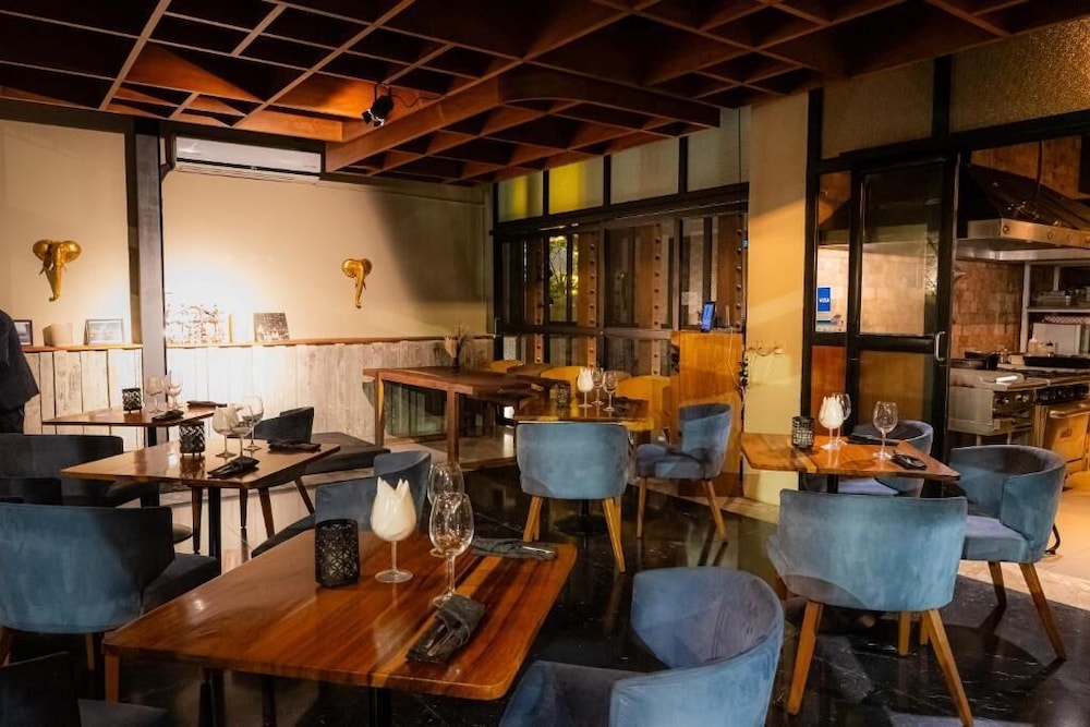 IT Boutique Hotel and Restaurant 63/73