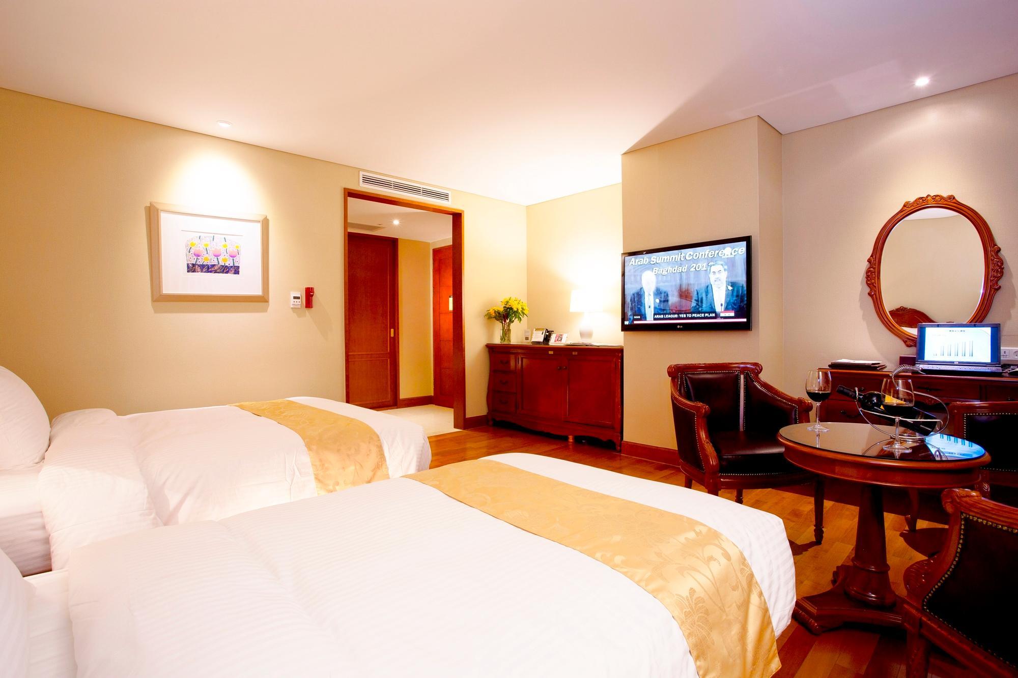 Deluxe, Twin Beds, 1 Double and 1 Single Bed