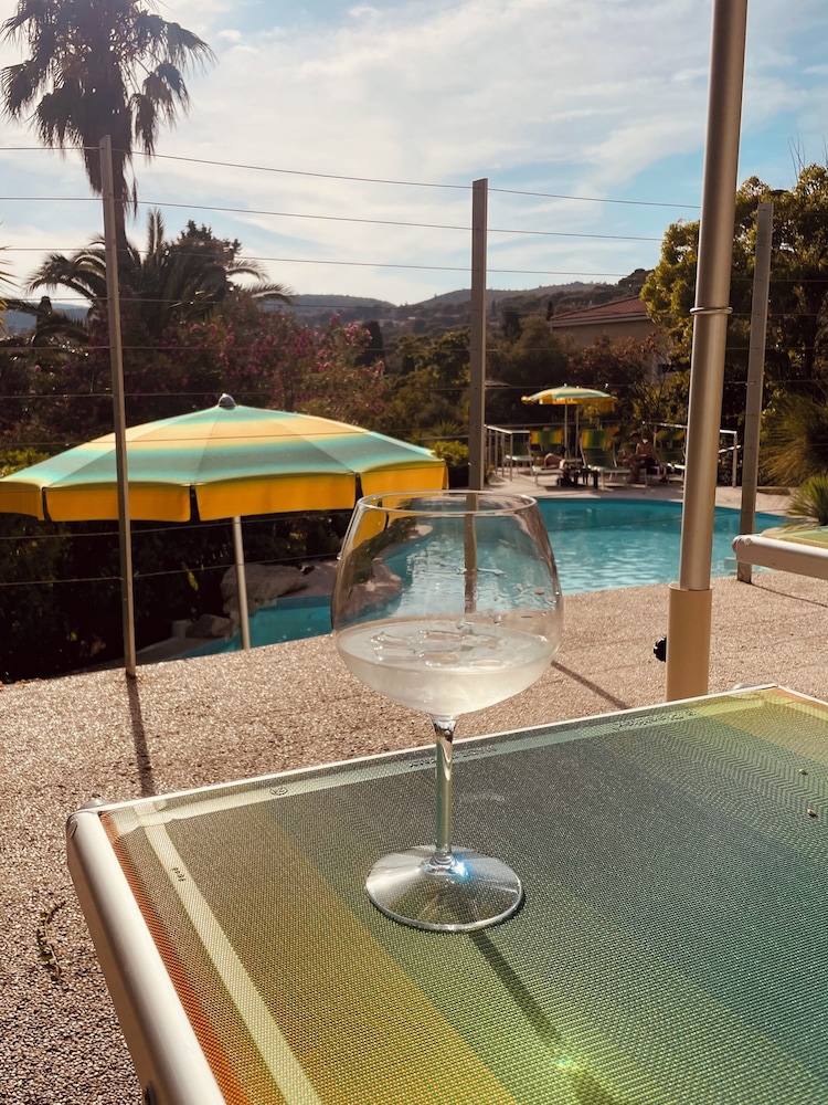 Pamela Hotel Cassis 48/75