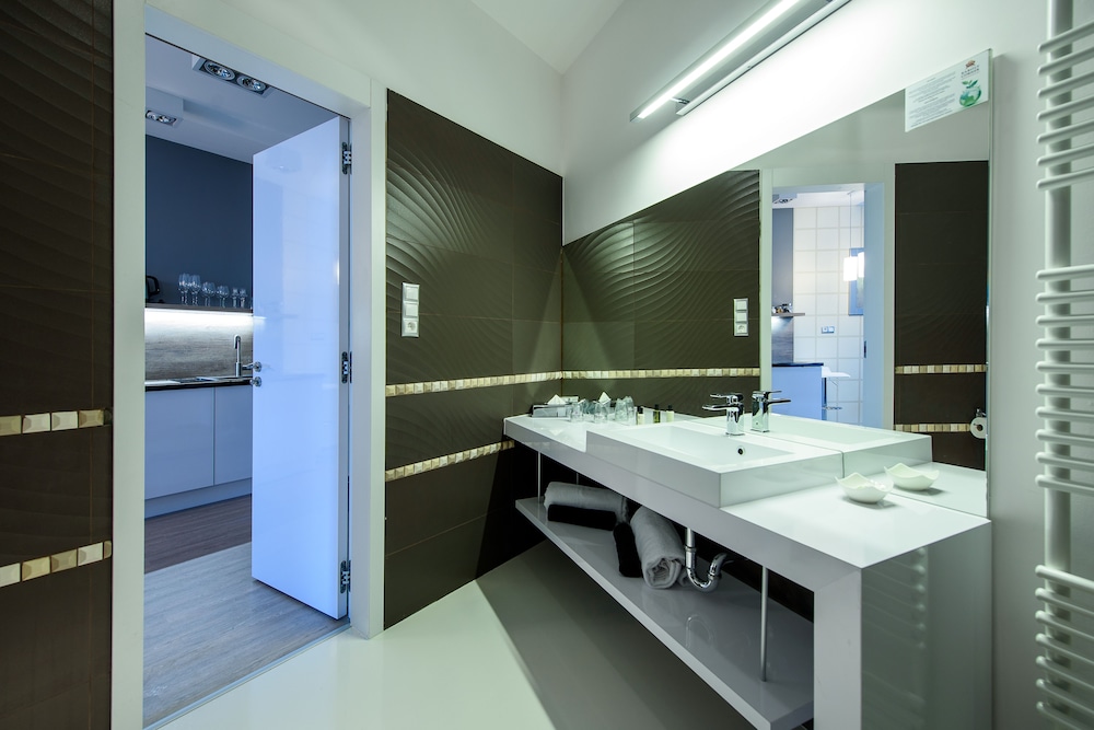 Karoly Corner Residences 49/50