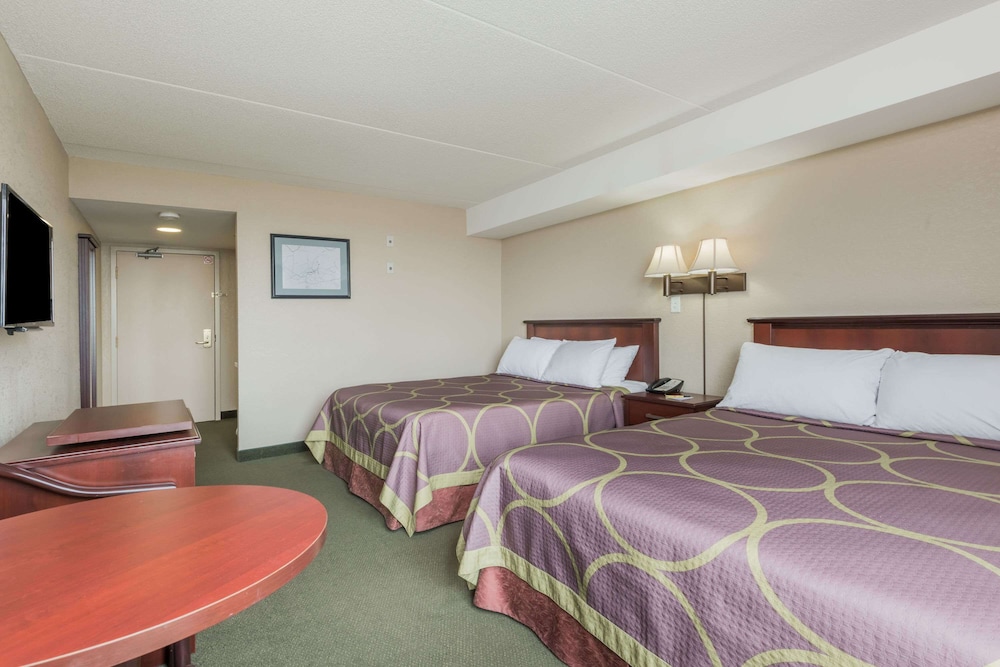 Super 8 By Wyndham Mississauga 8/22