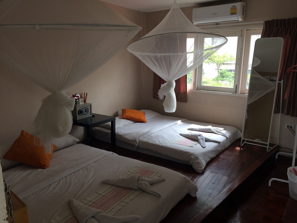 STANDARD, QUADRUPLE, 2 DOUBLE BEDS
