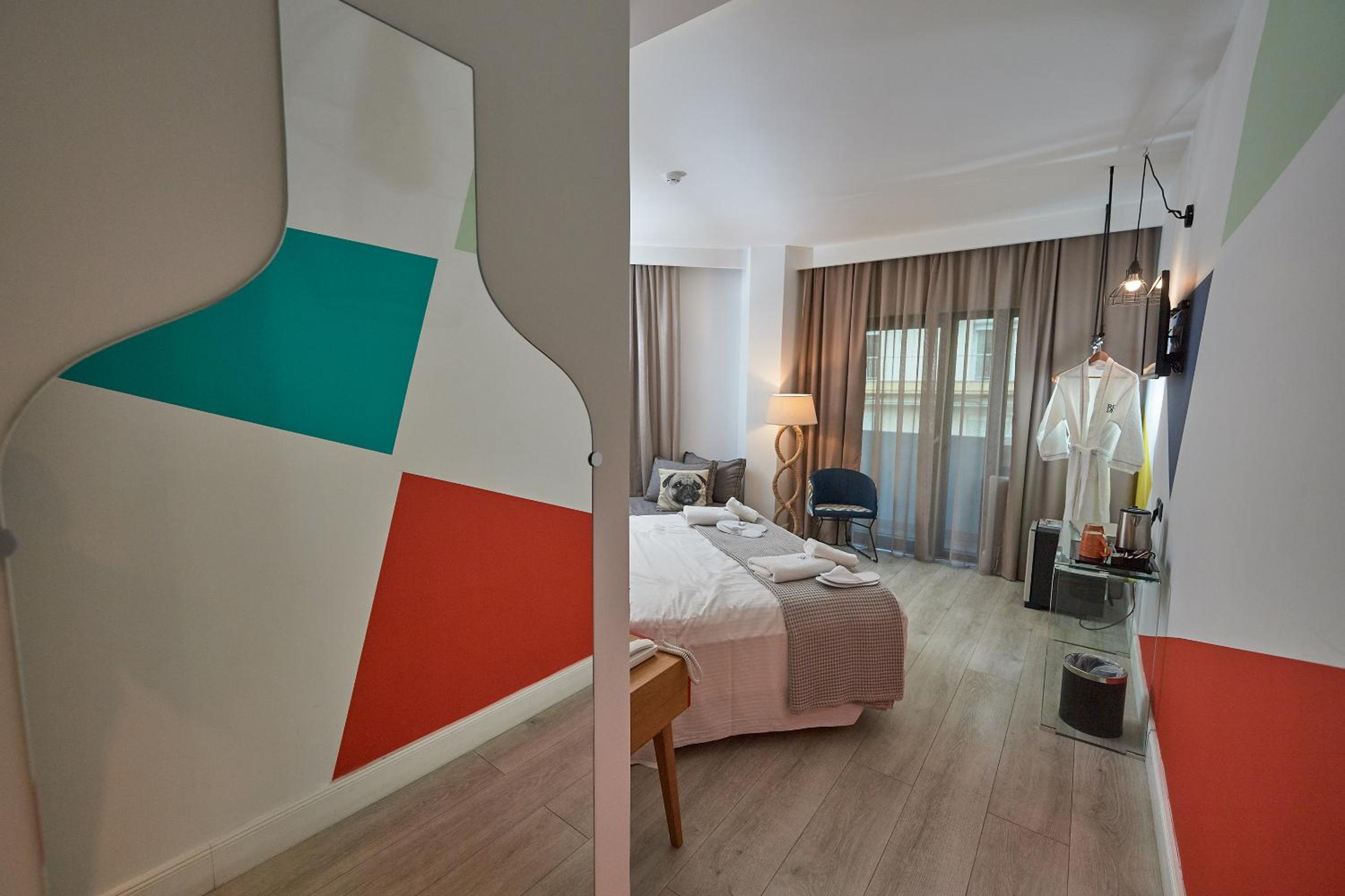 جناح جونيور بشرفة، Blue Bottle Hotel 6/10