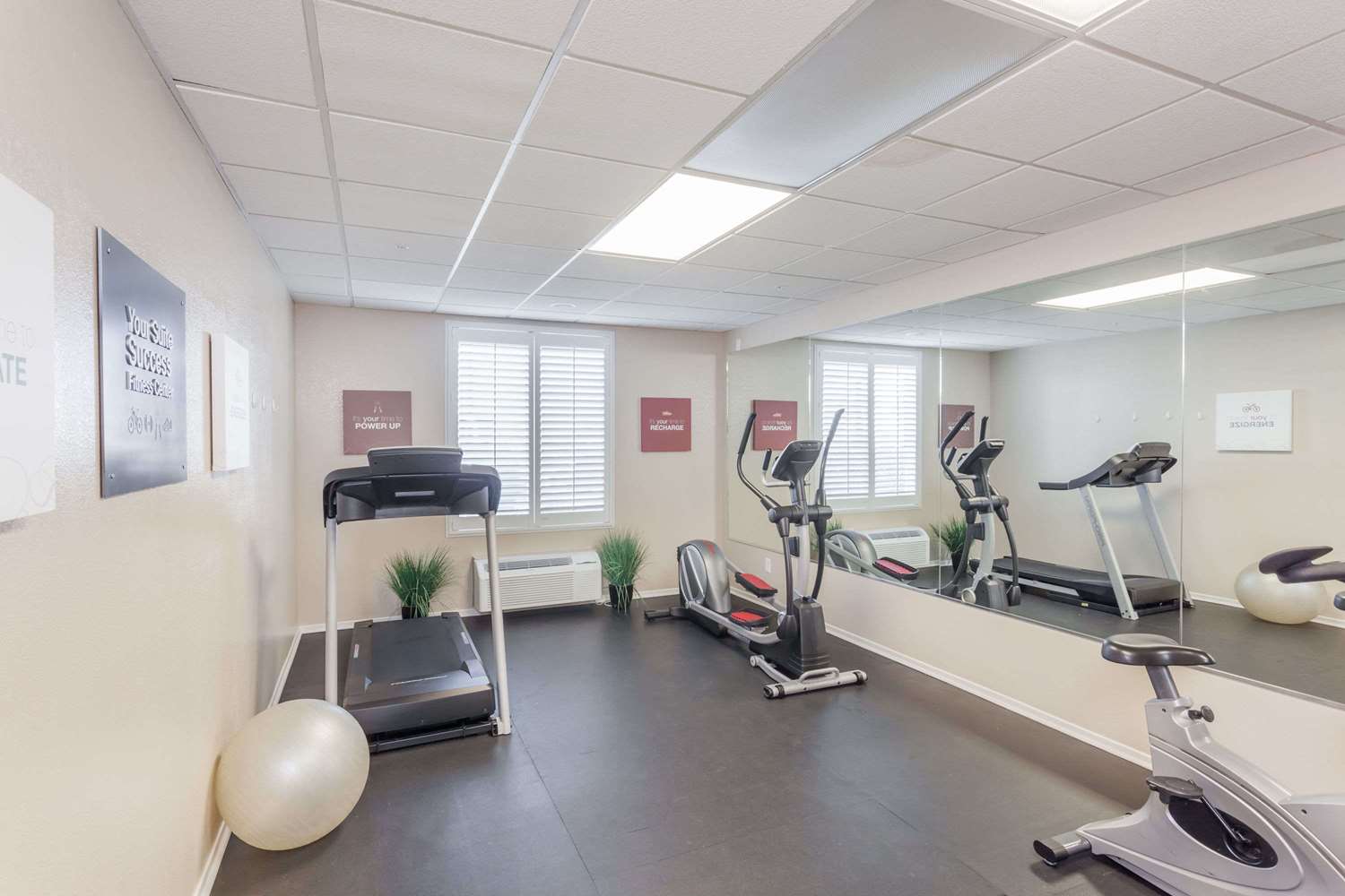 Hawthorn Suites By Wyndham Victorville 15/33