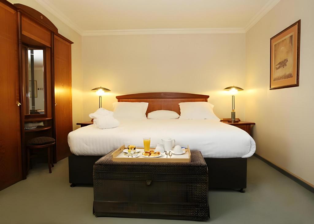 CLUB, TWIN BEDS