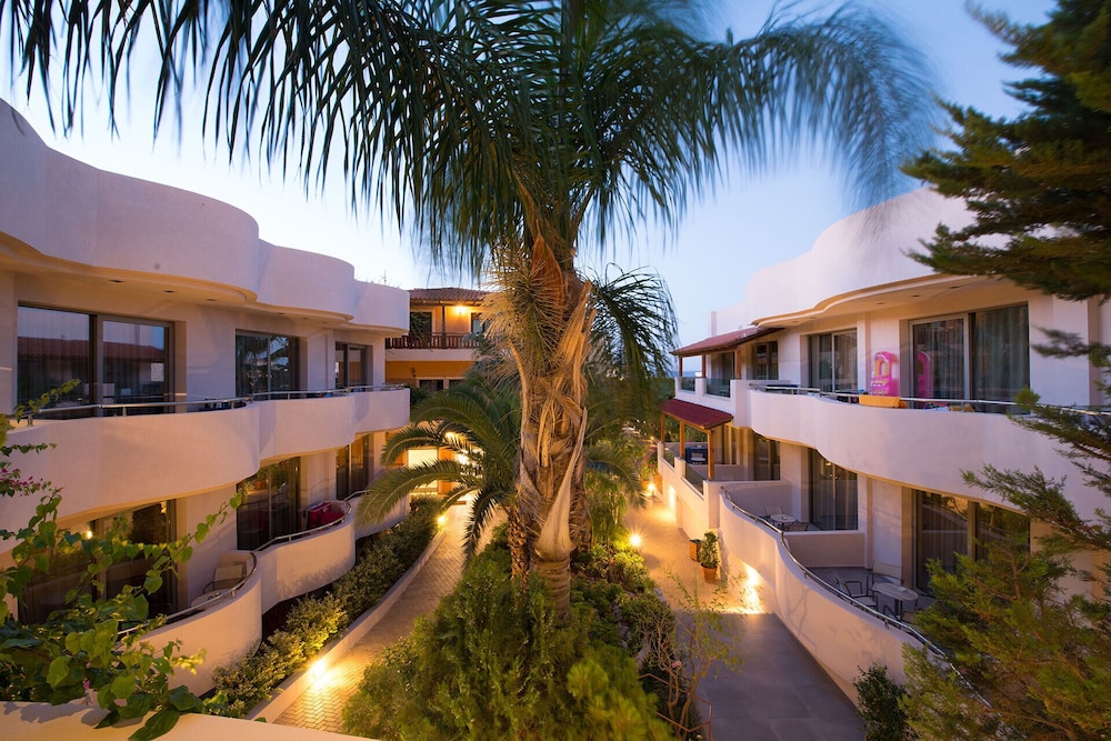 Cactus Beach Hotel 66/70