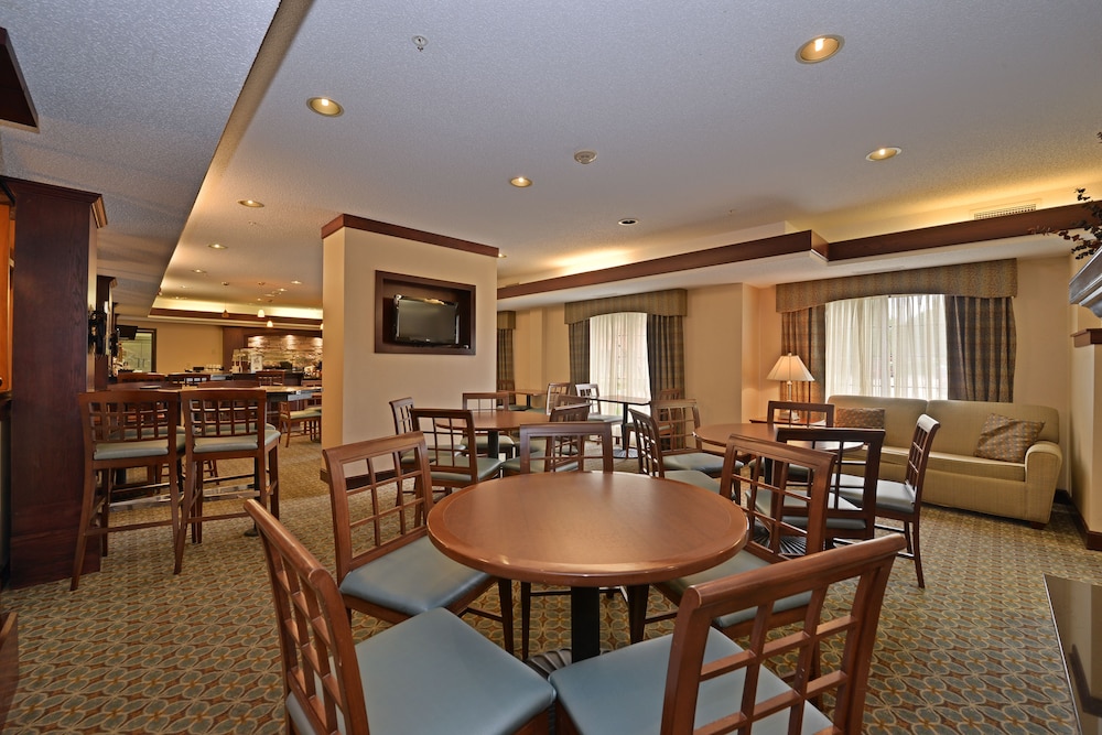 Staybridge Suites West Des Moines 63/76