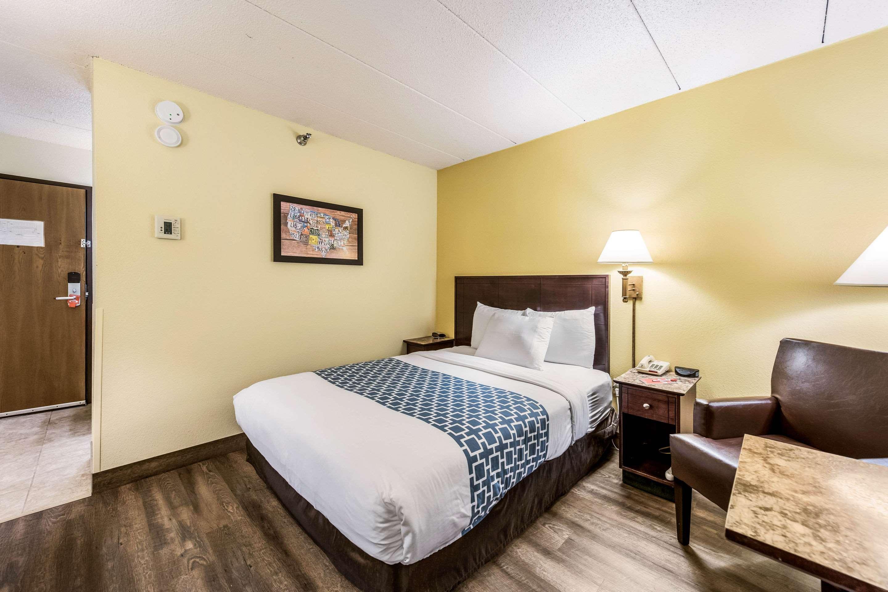 ROOM, QUEEN BED