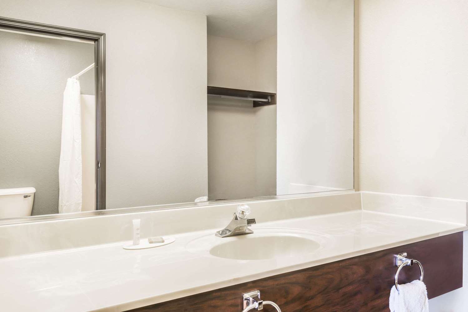 Super 8 By Wyndham Madison/Hanover Area 12/17