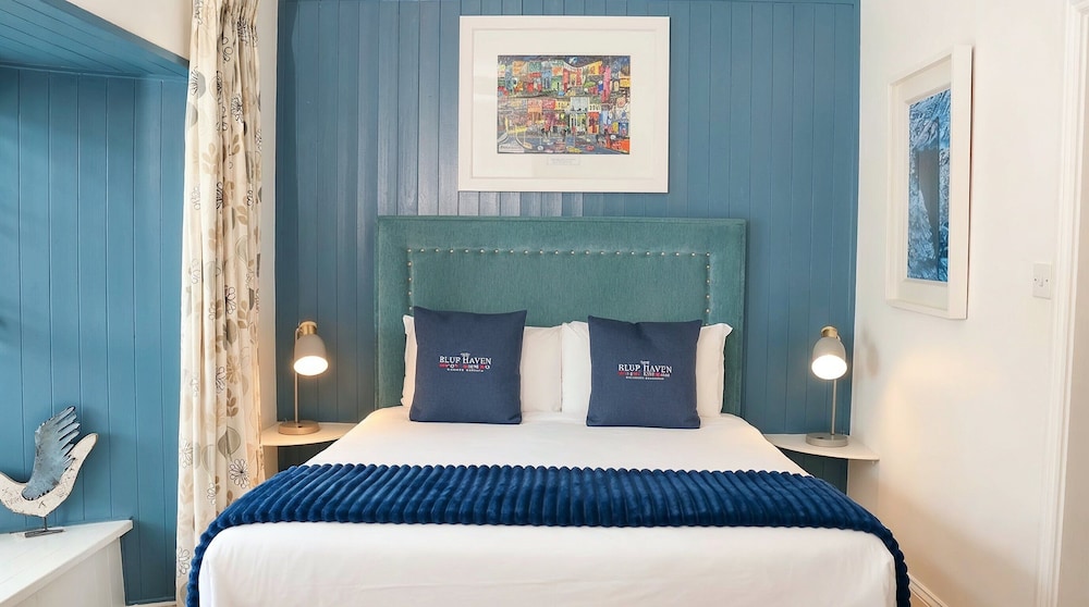 The Blue Haven Hotel 24/61