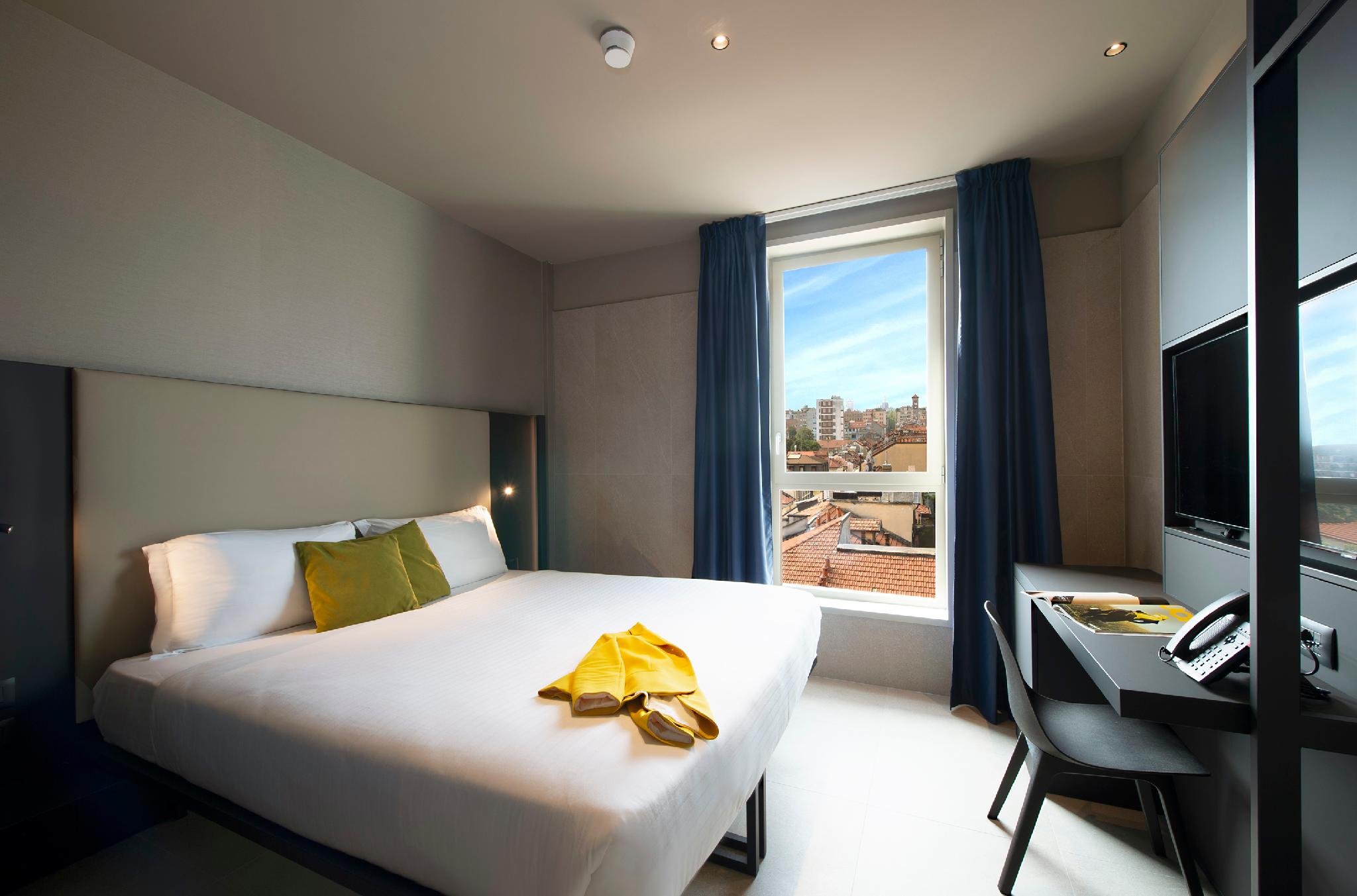 ROOM, TRIPLE, WITH VIEW