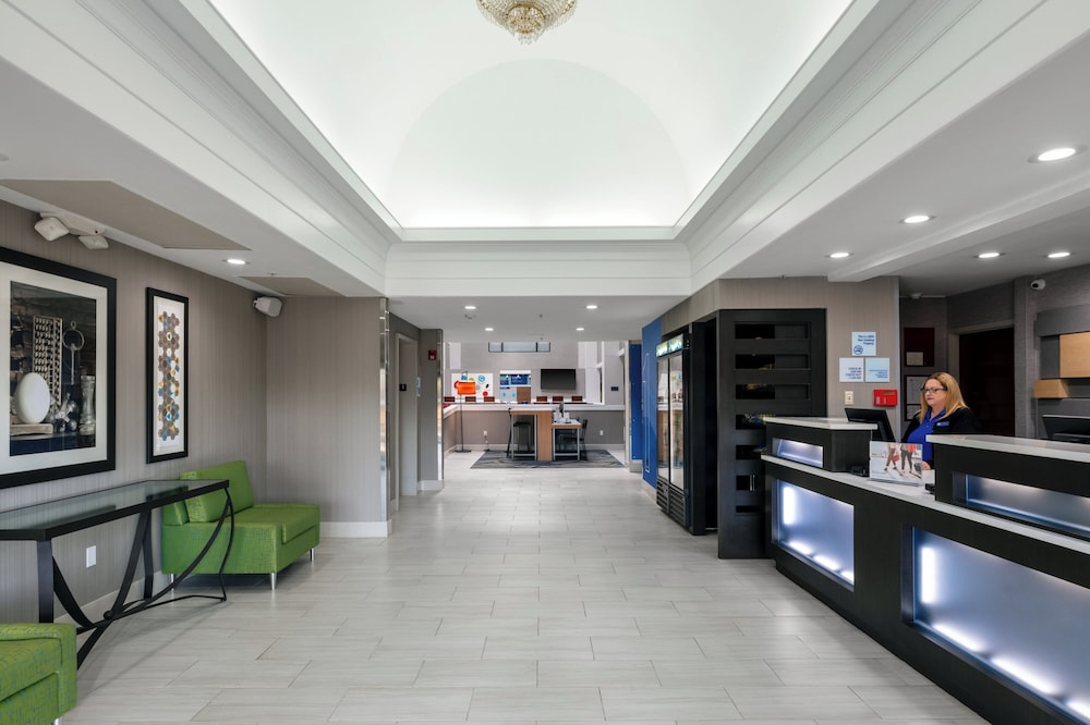 Holiday Inn Express Hotel & Suites Milton East I-10 8/73