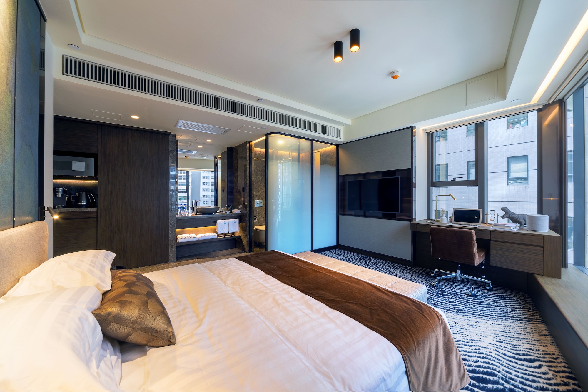 ROOM, KING BED, CITY VIEW