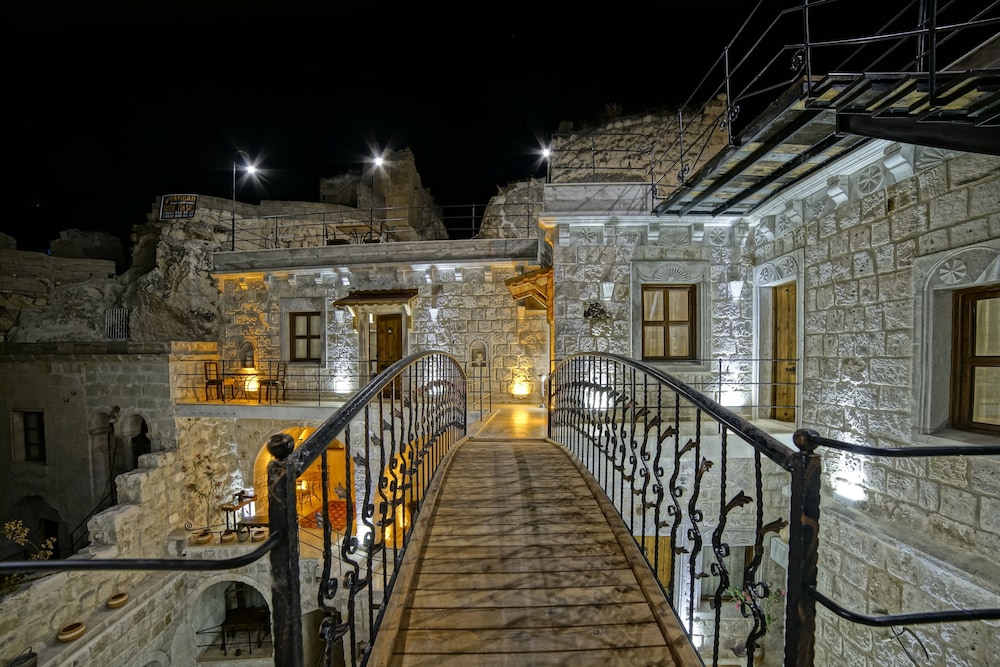 Risus Cave Suites 38/55