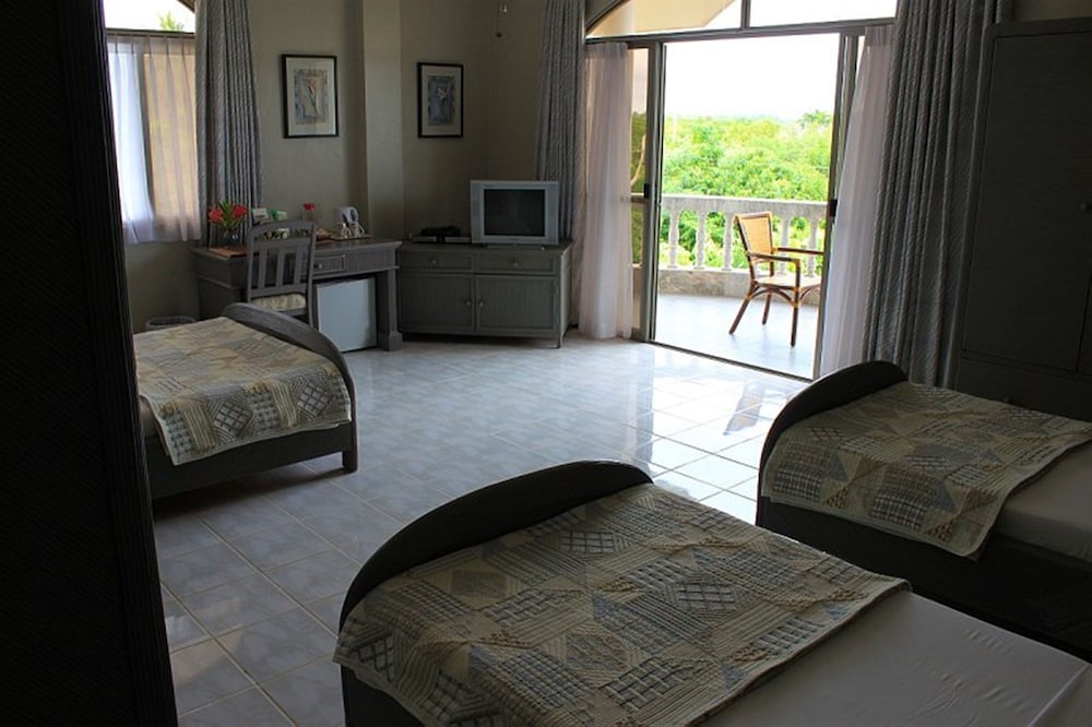 Linaw Beach Resort 47/73