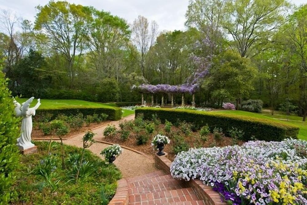 Monmouth Historic Inns And Gardens 58/72