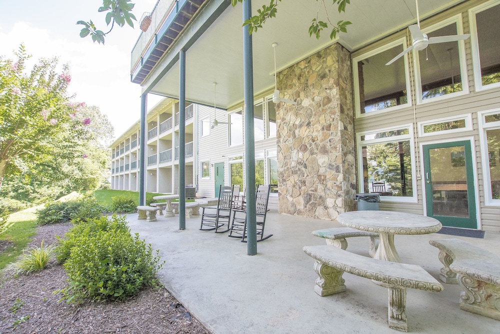 Lake Chatuge Lodge 6/42