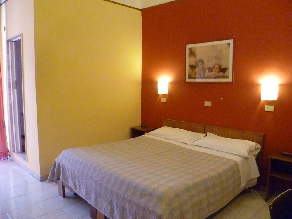 ROOM, DOUBLE OR TWIN BED