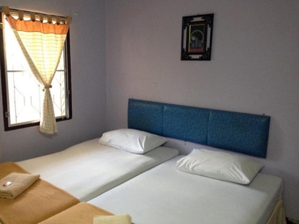 BUDGET, TWIN BEDS, WITH FAN