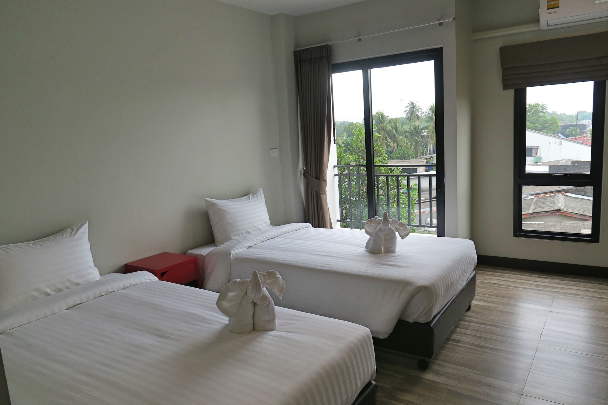 DELUXE, TWIN BEDS