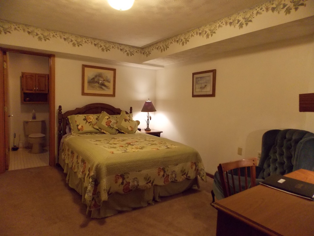 7 Gables Inn Suites 8/50