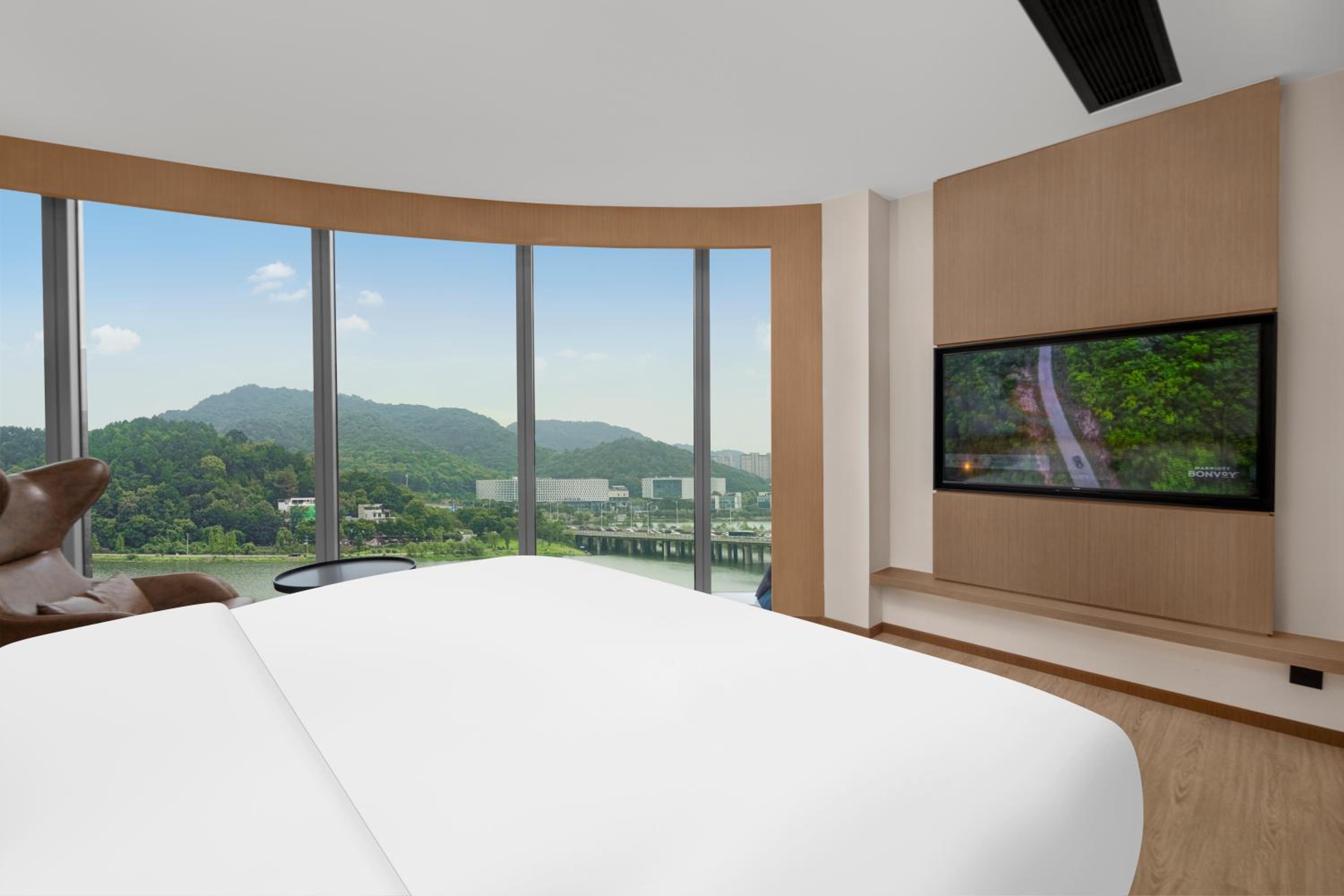 1 Bedroom, Grand, Deluxe, Suite, King Bed, Lake View