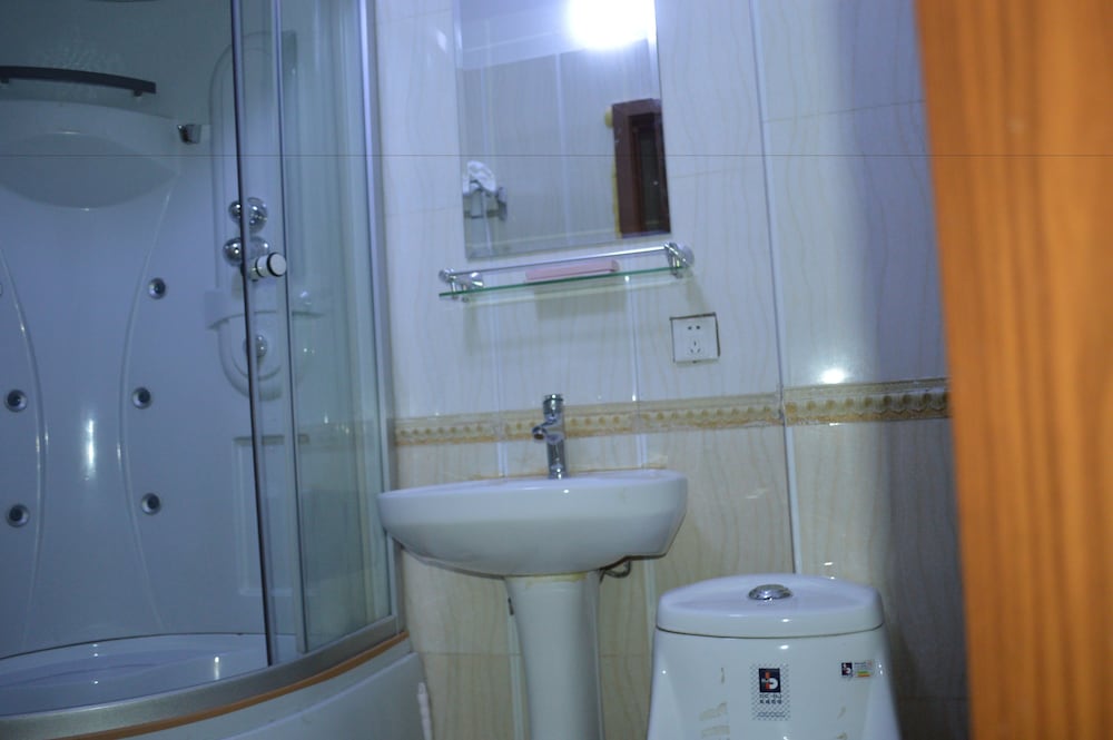 Land Hotel 50/50