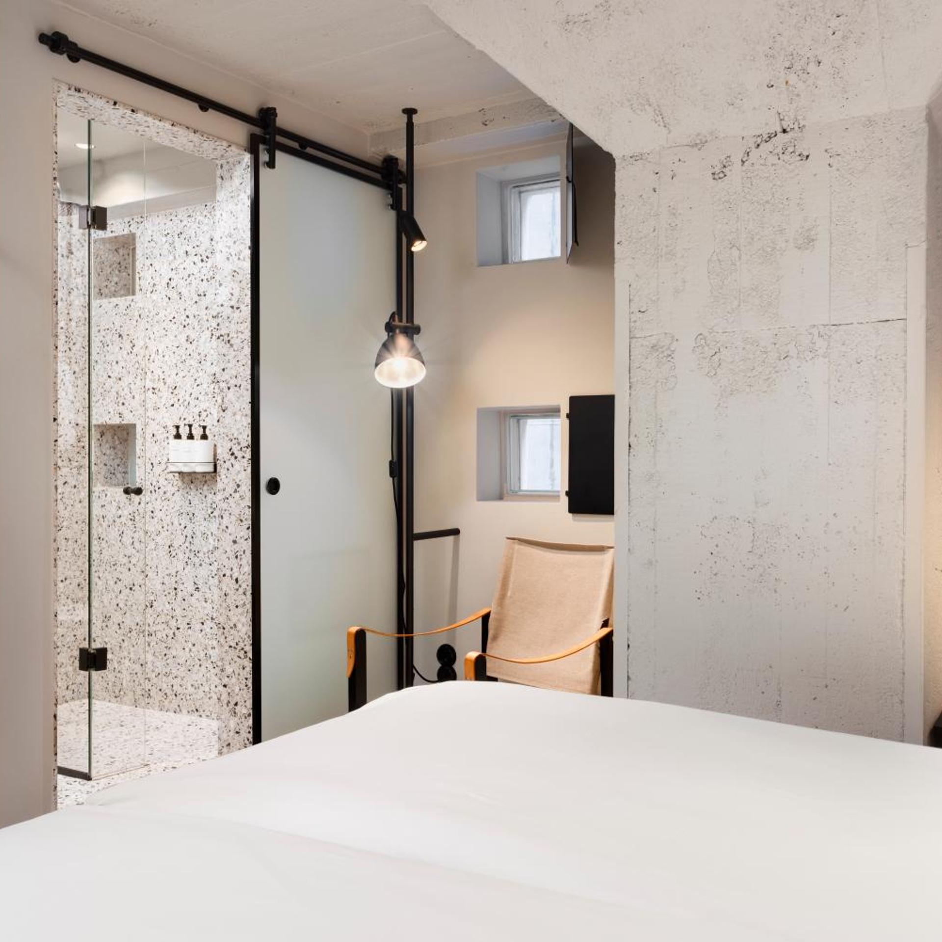 غرفة بسرير مزدوج