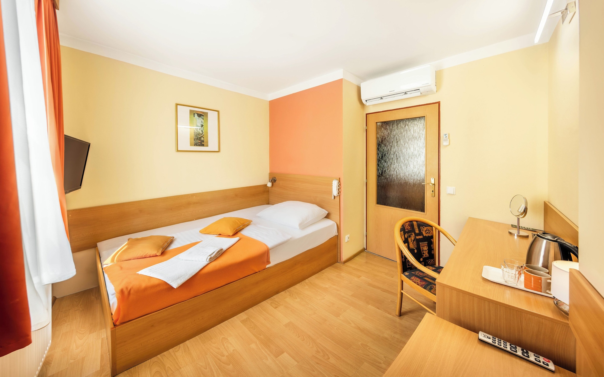 ROOM, SINGLE