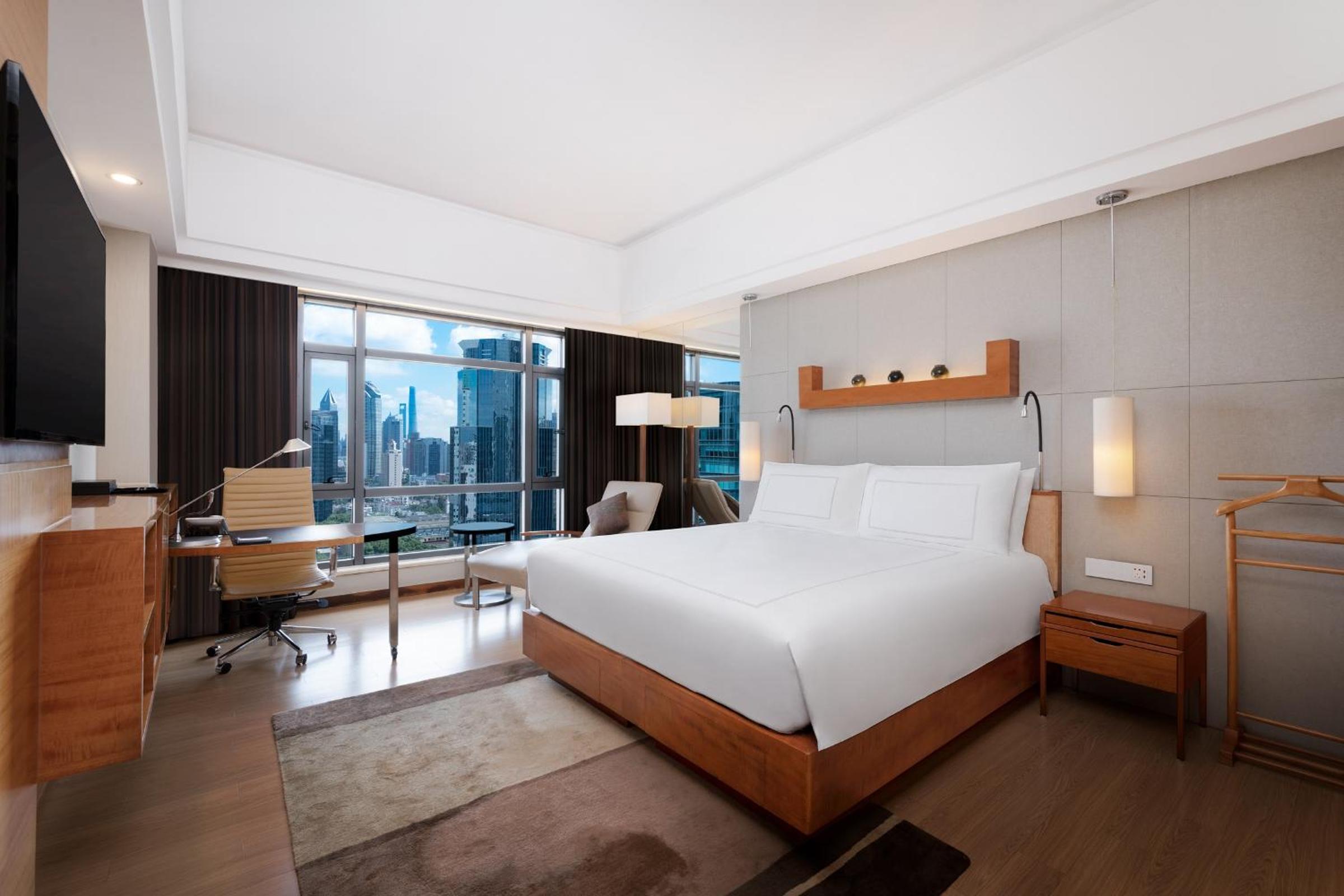 SWISS, EXECUTIVE, KING BED