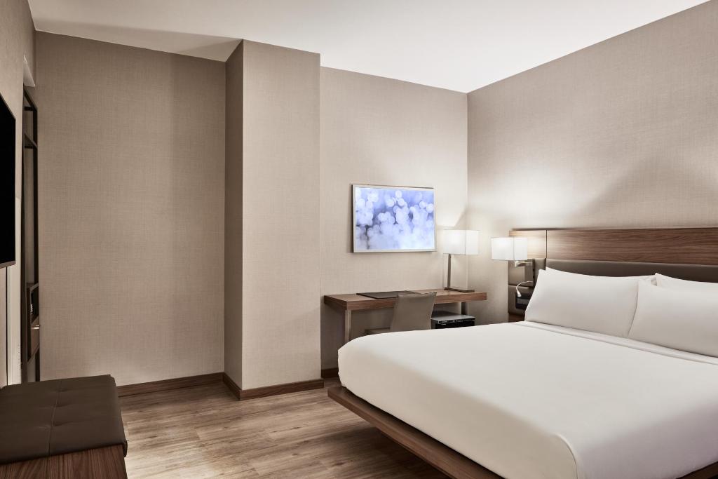 Hideaway, Guest Room, King Bed, No Window