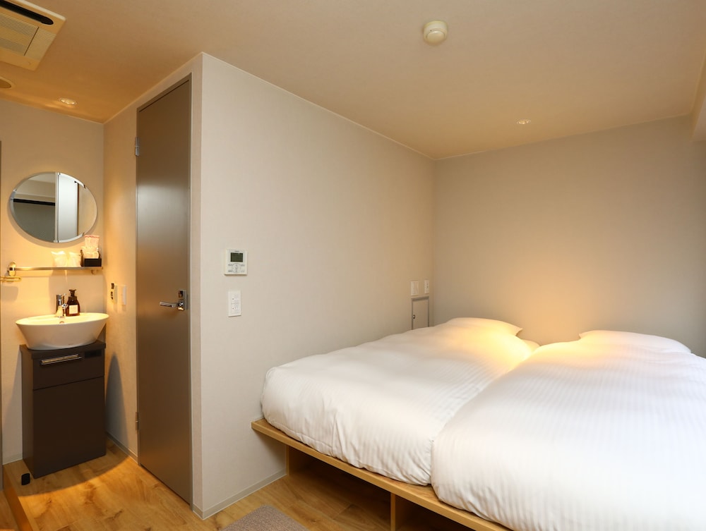 ROOM, TWIN BEDS