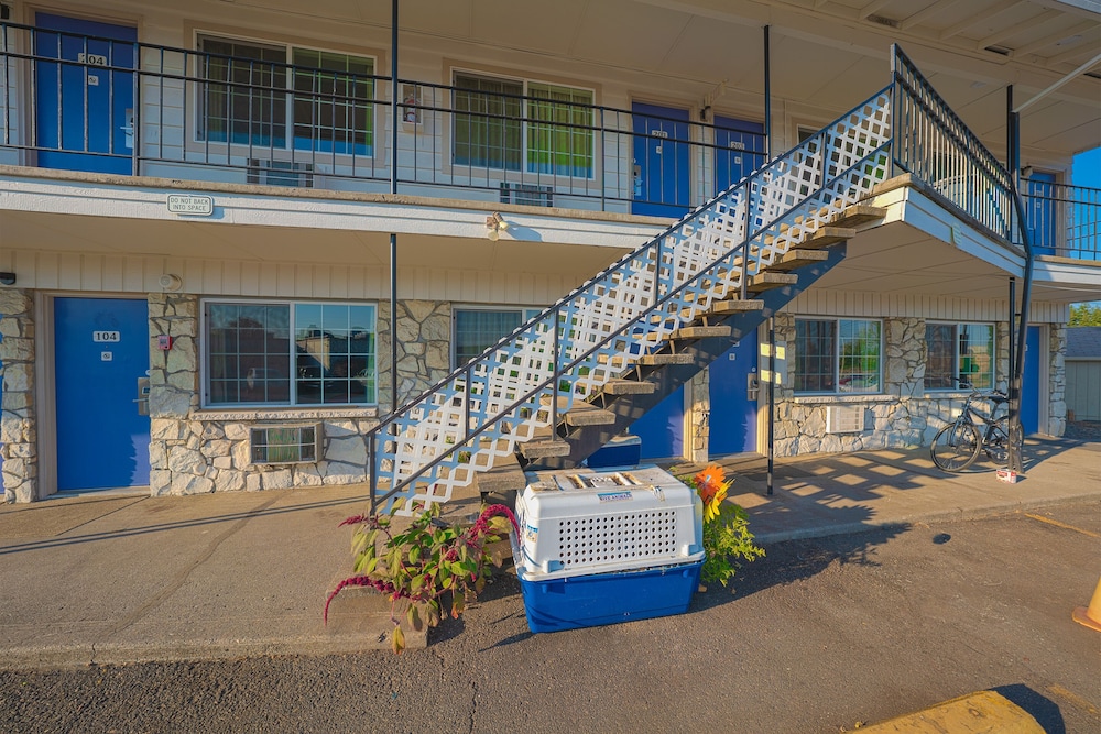Travelodge Inn & Suites by Wyndham Saint Helens OR 1/37