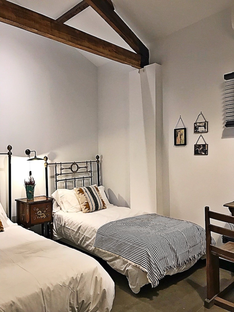 ROOM, TWIN BEDS