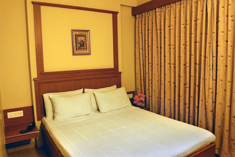 HOTEL ROOPA 17/63
