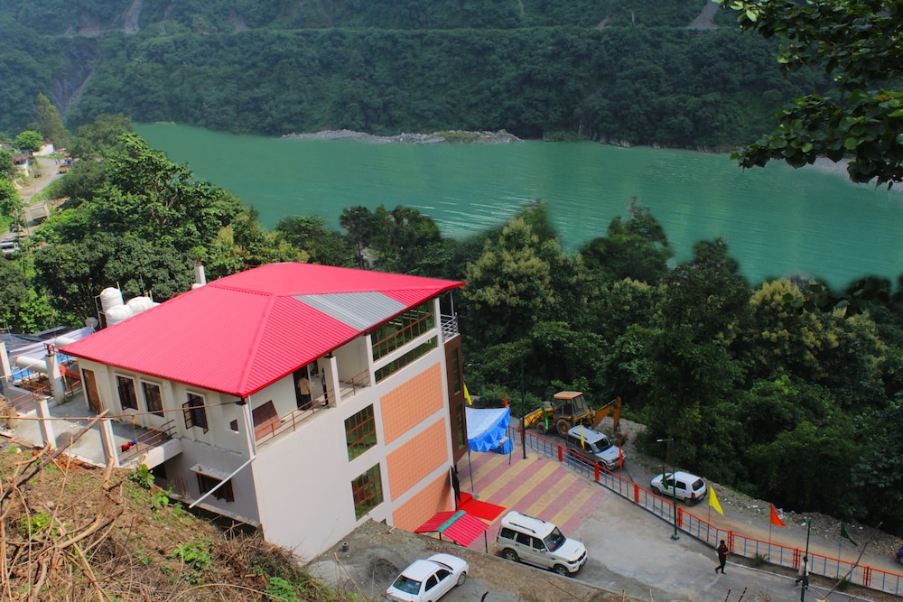Yatrik Inn 3/56