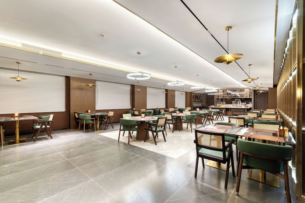 UrCove by Hyatt Jiashan Center 4/7
